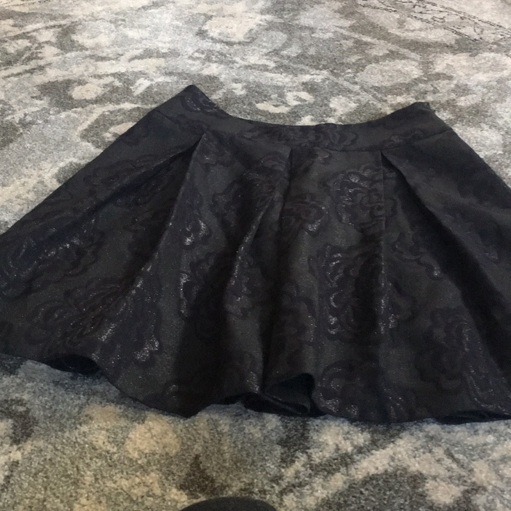 Context black pleated metallic skirt NWOT